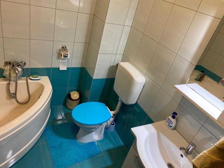 Garsonieră decomandată în Roșu