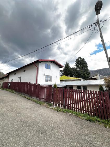 Casă individuală cu 6 camere cu Canalizare în Central