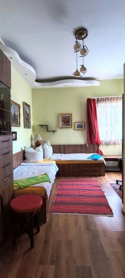 Casă cu 6 camere cu Garaj în Romană
