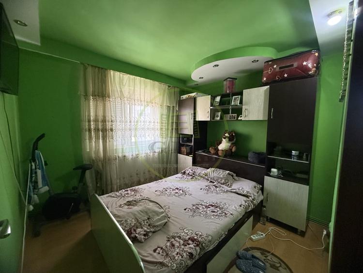 Apartament cu 3 camere semidecomandat, mobilat în Craiovița Nouă