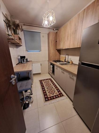 Apartament cu 3 camere semidecomandat, mobilat în Bucureștii Noi