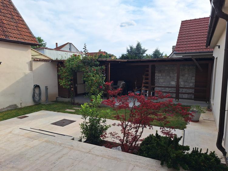 Casă individuală cu 5 camere cu Canalizare în Ultracentral