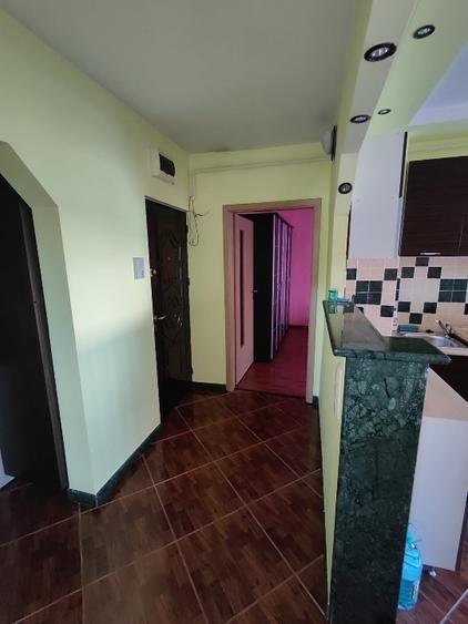 Apartament cu 3 camere decomandat, mobilat în Vitrometan