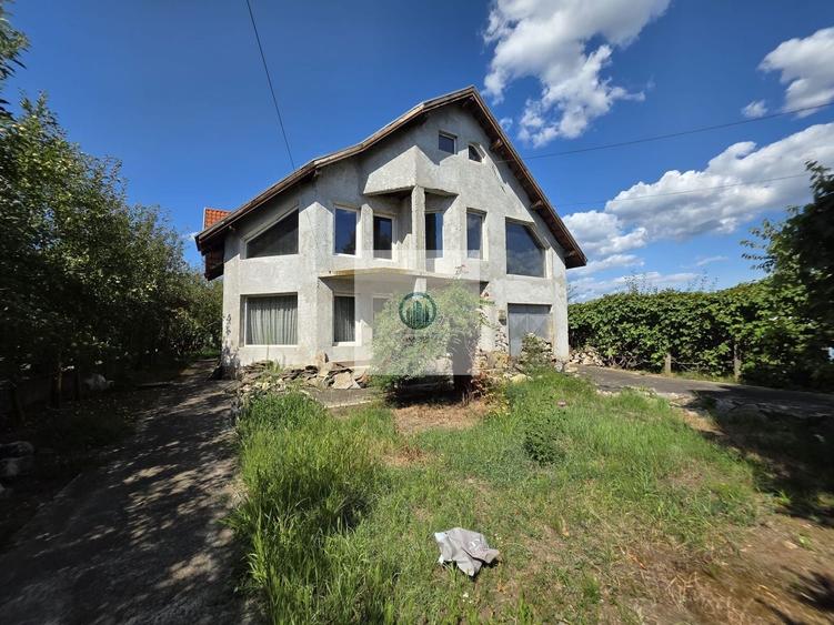 Casă cu 8 camere cu Canalizare în Central