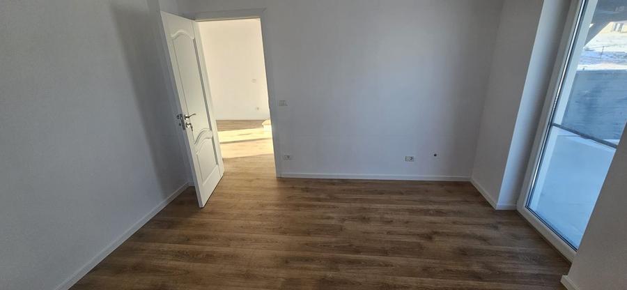 Duplex cu 4 camere cu Canalizare în Ipotești