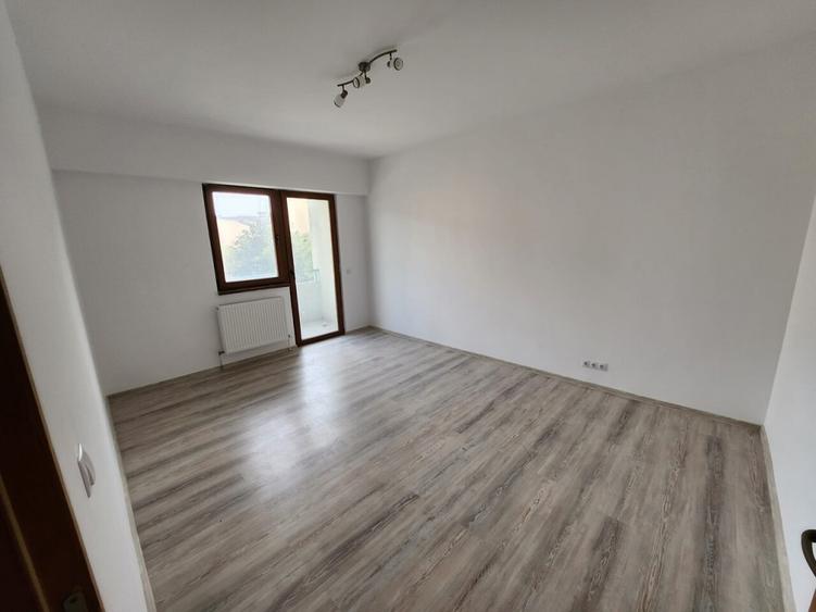 Apartament cu 3 camere decomandat în Vest