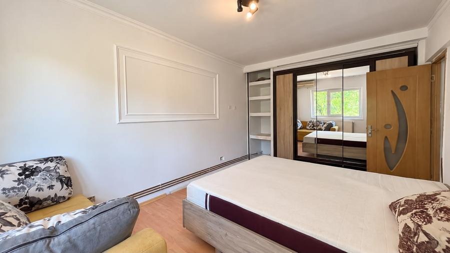 Apartament cu 3 camere, mobilat în Lipovei