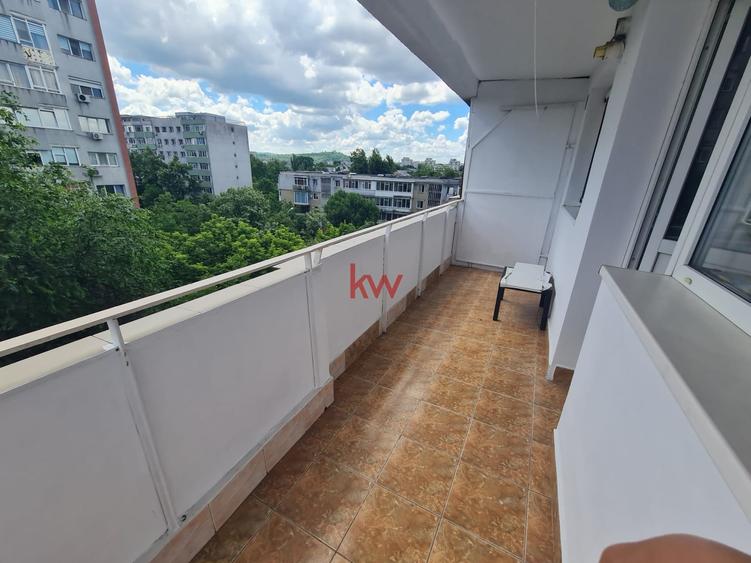 Apartament cu 2 camere semidecomandat, mobilat în Podu Roș