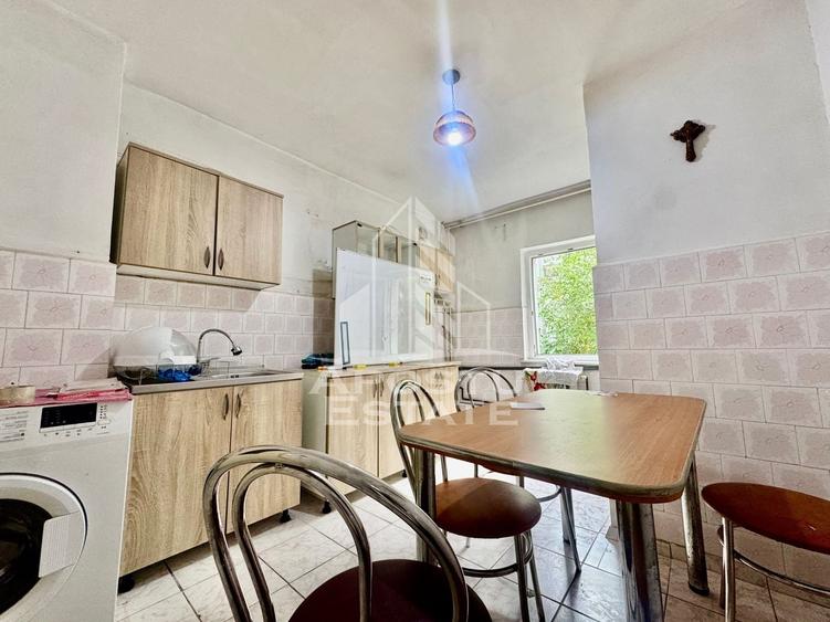 Apartament cu 4 camere decomandat, mobilat în Dâmbovița