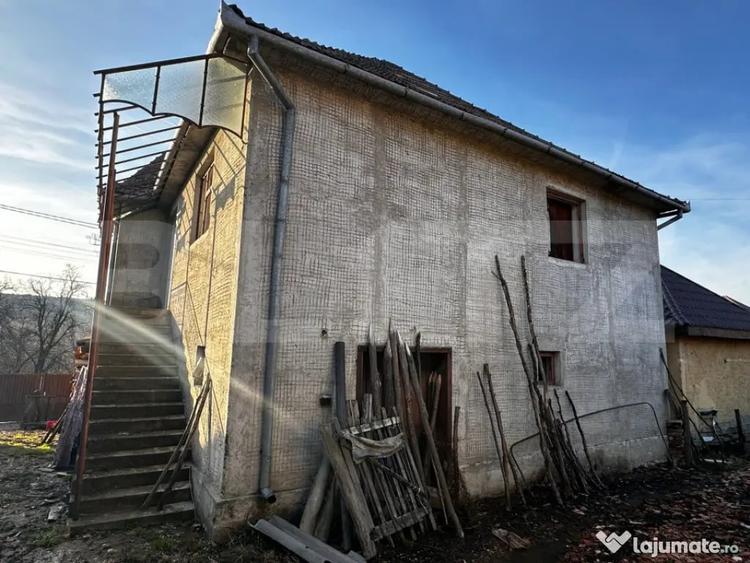 Casă cu 4 camere cu Teren 2500 Mp în Hurez