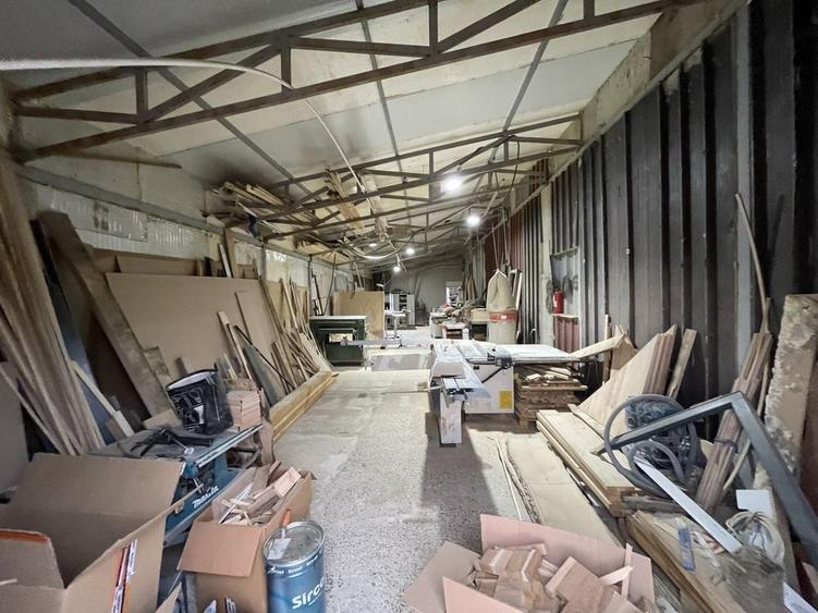 Spațiu comercial, de 240 mp, în Florești