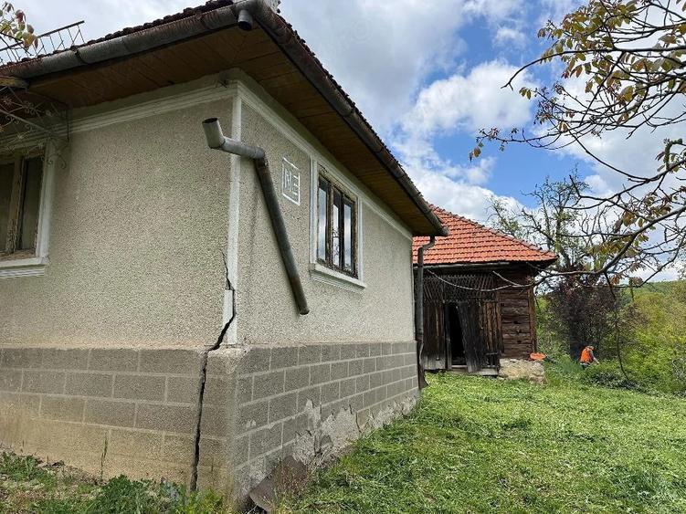 Casă cu 4 camere cu Teren 1000 Mp în Târnăvița