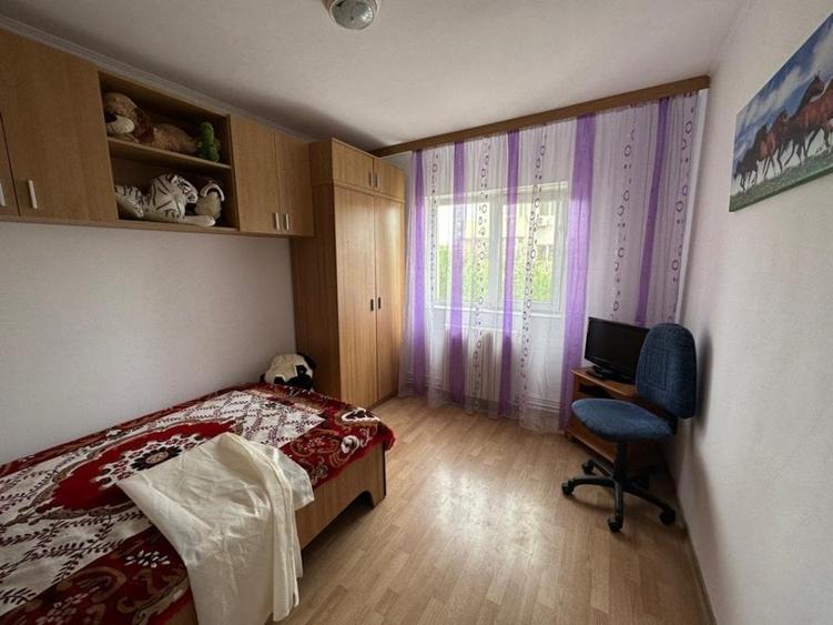 Apartament cu 3 camere decomandat, mobilat în Poarta 6