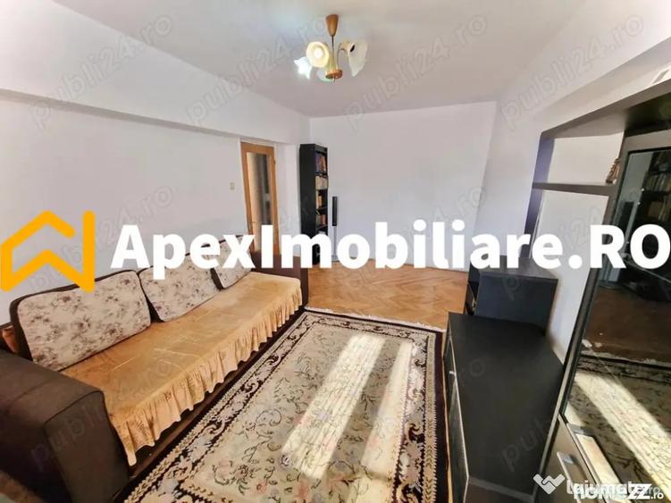 Apartament cu 3 camere semidecomandat, mobilat în Central