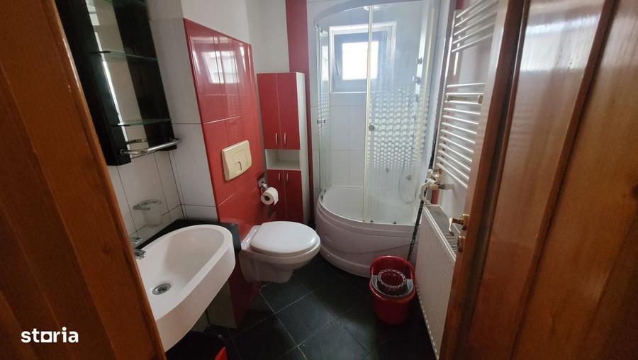 Apartament cu 3 camere semidecomandat în Micro 3