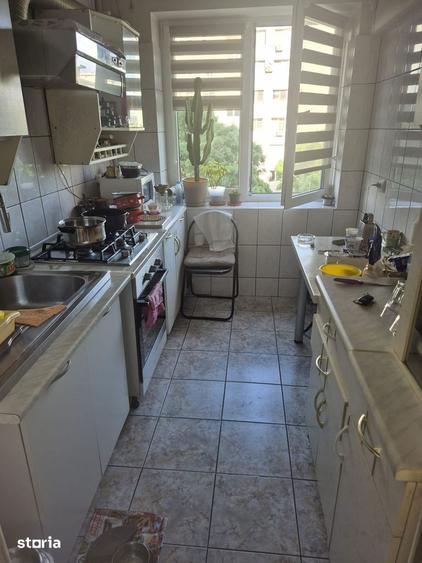 Apartament cu 3 camere semidecomandat în Grivița