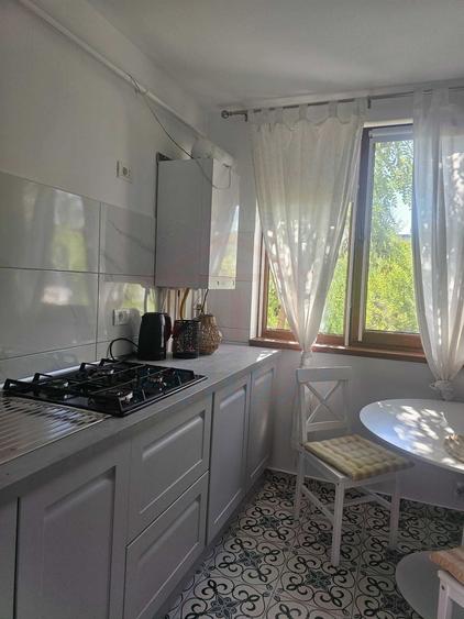 Apartament cu 3 camere semidecomandat, mobilat în Țiglina 1