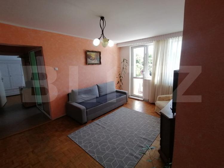 Apartament cu 3 camere semidecomandat, mobilat în Central