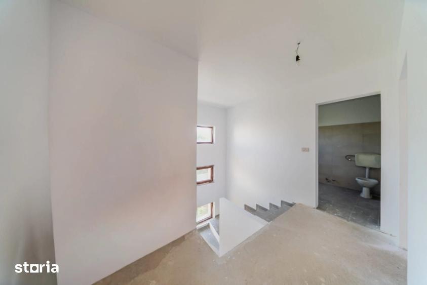 Casă cu 4 camere cu Teren 220 Mp în Intim