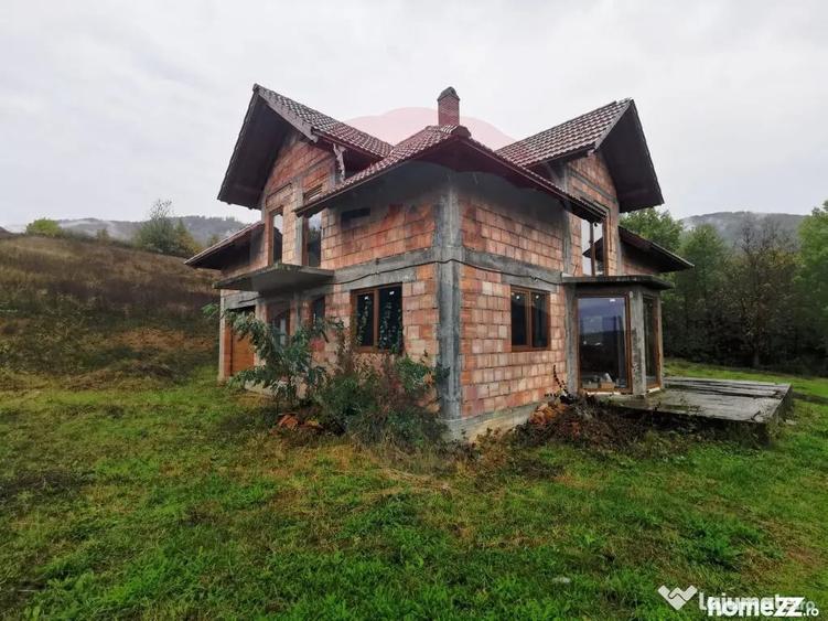 Casă cu 5 camere cu Teren 6400 Mp în Copalnic