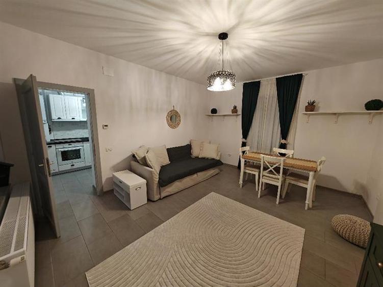 Apartament cu 2 camere semidecomandat, mobilat în Centrul Istoric