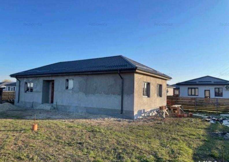 Casă cu 4 camere în 1 Decembrie