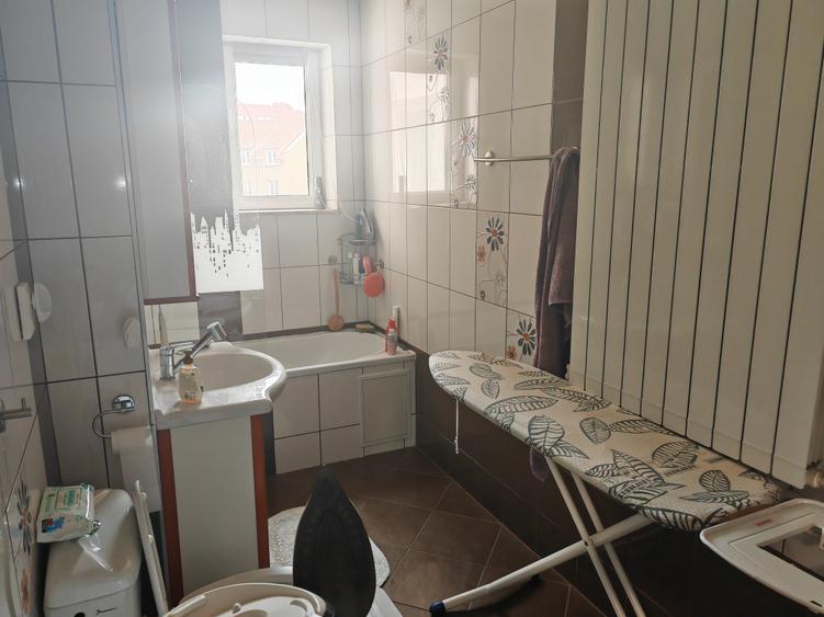 Apartament cu 3 camere semidecomandat în Gemenii
