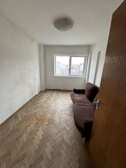 Apartament cu 4 camere decomandat în Nicolae Bălcescu