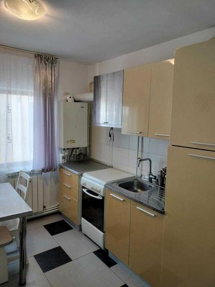 Apartament cu 3 camere semidecomandat, mobilat în Central