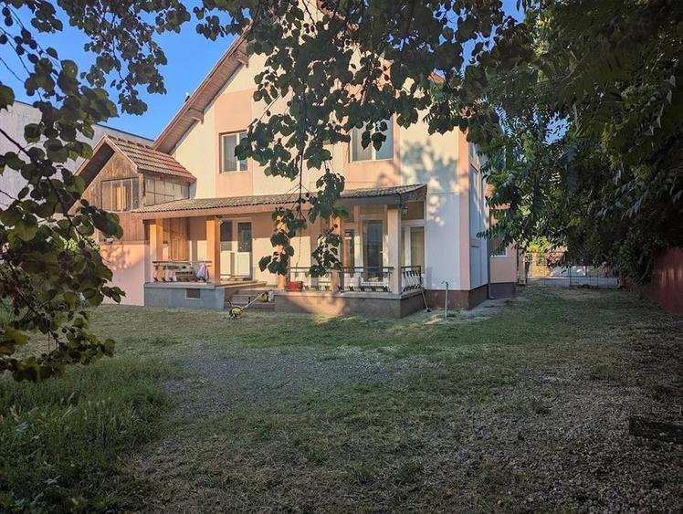 Casă individuală cu 5 camere cu Teren 500 Mp în Aradului