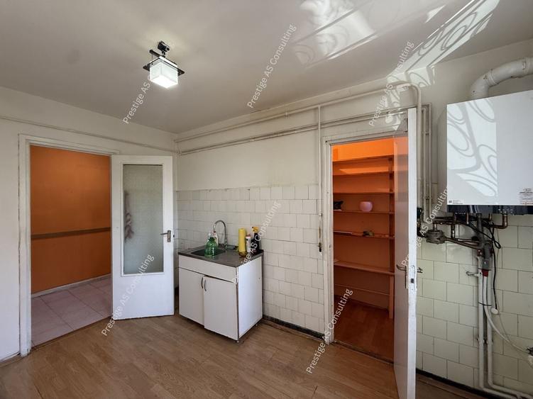 Apartament cu 4 camere decomandat în Central