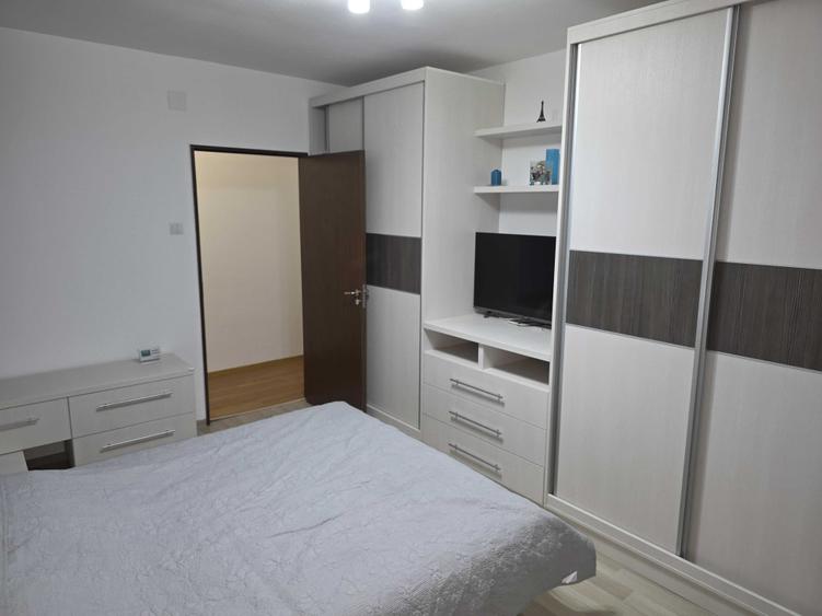 Apartament cu 3 camere decomandat în Frații Golești