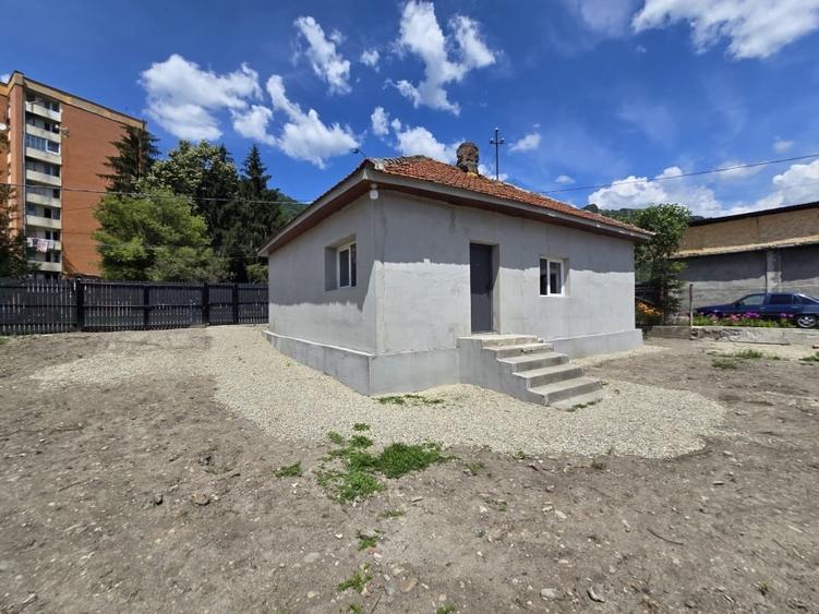 Casă individuală cu 2 camere cu Teren 760 Mp în Central