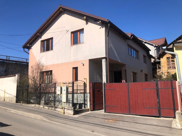 Casă individuală cu 5 camere cu Teren 350 Mp în Central