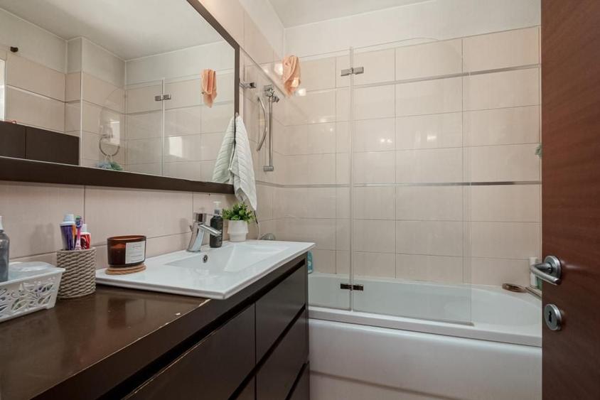 Apartament cu 3 camere semidecomandat, mobilat în P-ța Victoriei