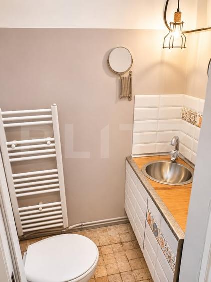 Apartament cu 3 camere semidecomandat, mobilat în Central