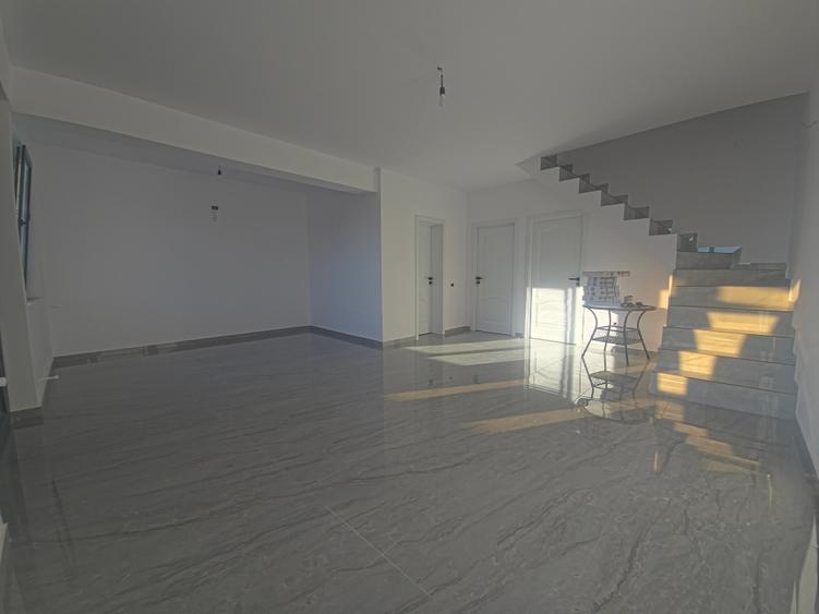 Casă cu 5 camere cu Teren 210 Mp în Valu lui Traian