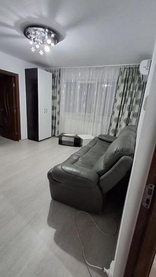 Apartament cu 3 camere semidecomandat în Micro 6