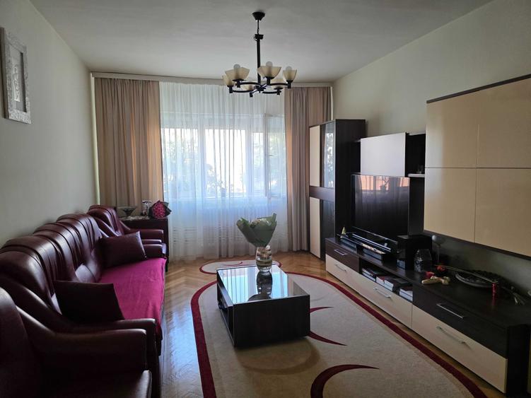 Apartament cu 4 camere decomandat în Cetate