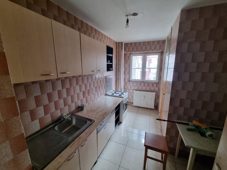 Apartament cu 3 camere decomandat, mobilat în Dristor