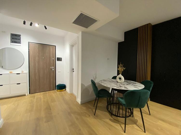Apartament cu 3 camere semidecomandat, mobilat în Pipera