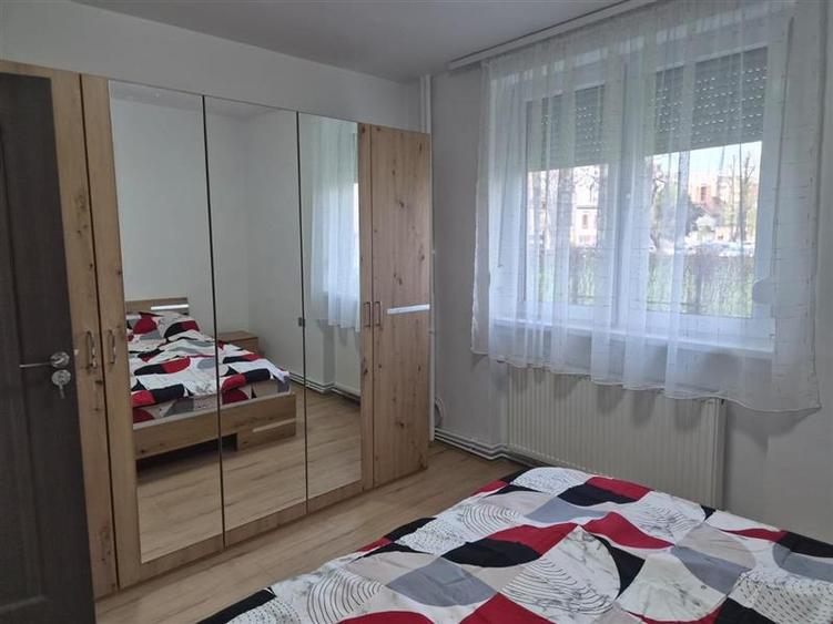 Apartament cu 2 camere semidecomandat, mobilat în UTA
