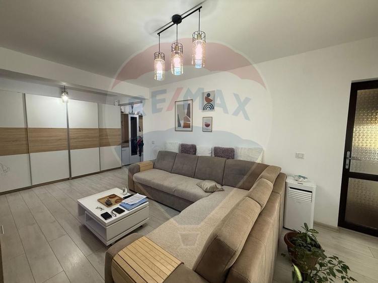 Apartament cu 3 camere semidecomandat în Pielești