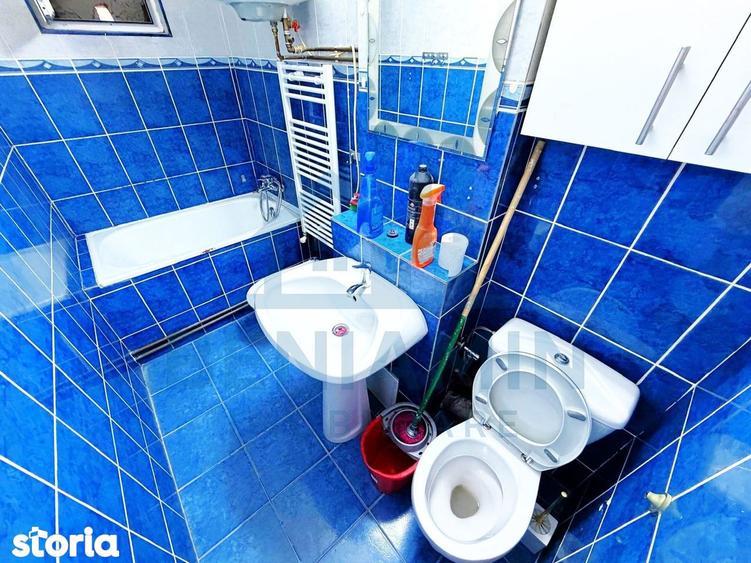Apartament cu 3 camere semidecomandat în Craiovița Nouă