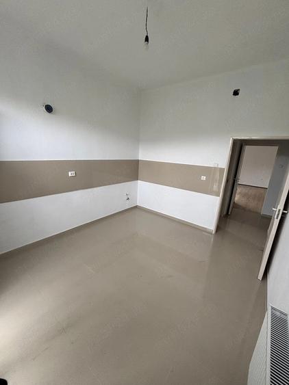 Apartament cu 5 camere nedecomandat în Pianu