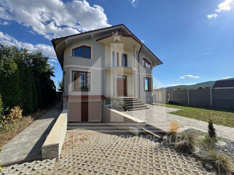 Casă individuală cu 5 camere cu Canalizare în Micești