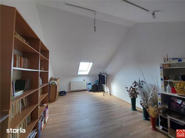 Casă cu 5 camere cu Teren 540 Mp în Sânmihaiu Român
