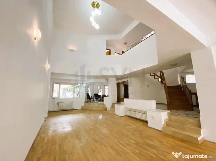Casă cu 7 camere cu Teren 380 Mp în Domenii