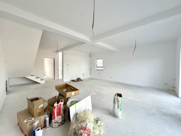 Duplex cu 5 camere cu Canalizare în Dumbrăvița