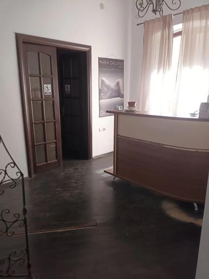 Casă cu 9 camere cu Canalizare în Central